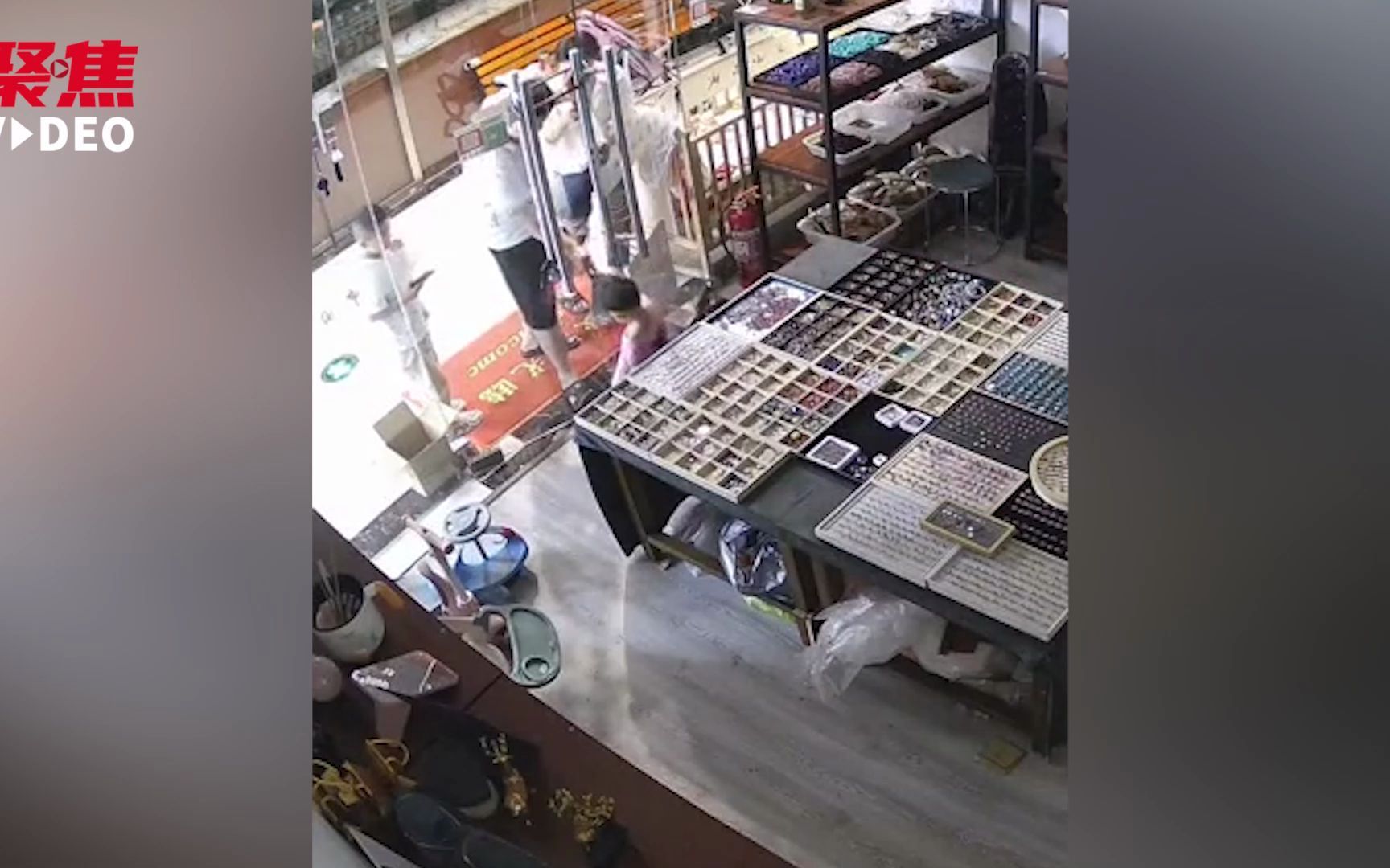 钥匙装进包被锁店内,1岁多宝宝钻进店成功取出:这个家没我不行!