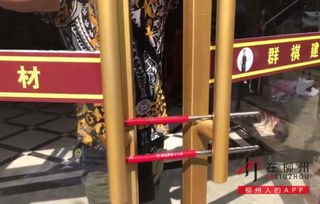 红卫仓建材市场又锁门了 这次还有人被锁